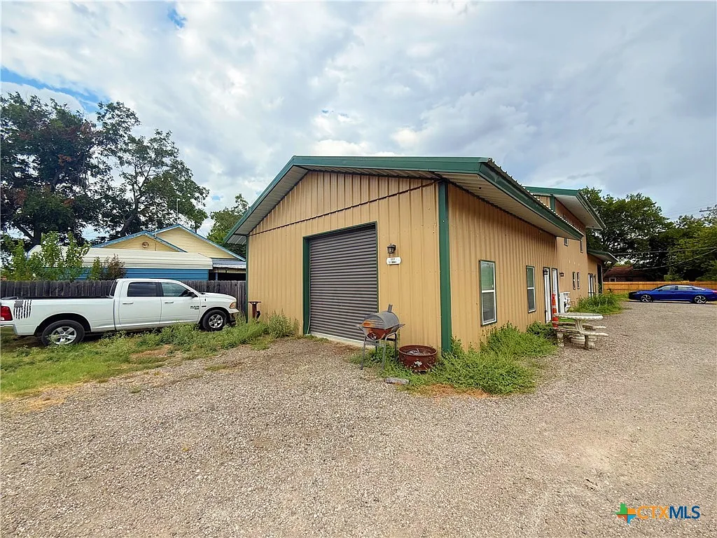 2 bed, 1.0 bath, 1286 sqft, $1,395 — Photo 1
