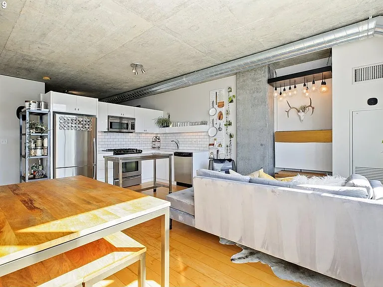 1926 W Burnside St #914 — Photo 7