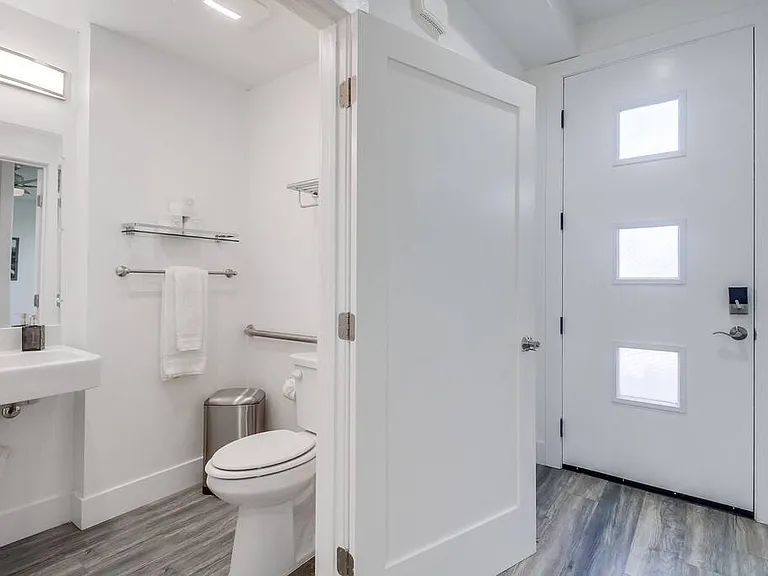 Full Bathroom2