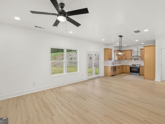 5th image of 176 Llewellyn St