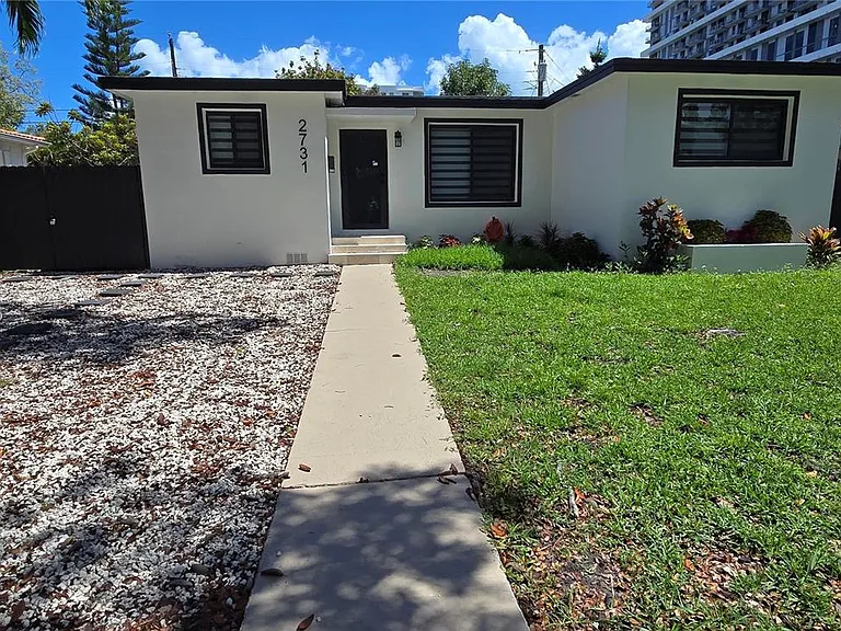 2731 SW 29th Ave — Photo 2