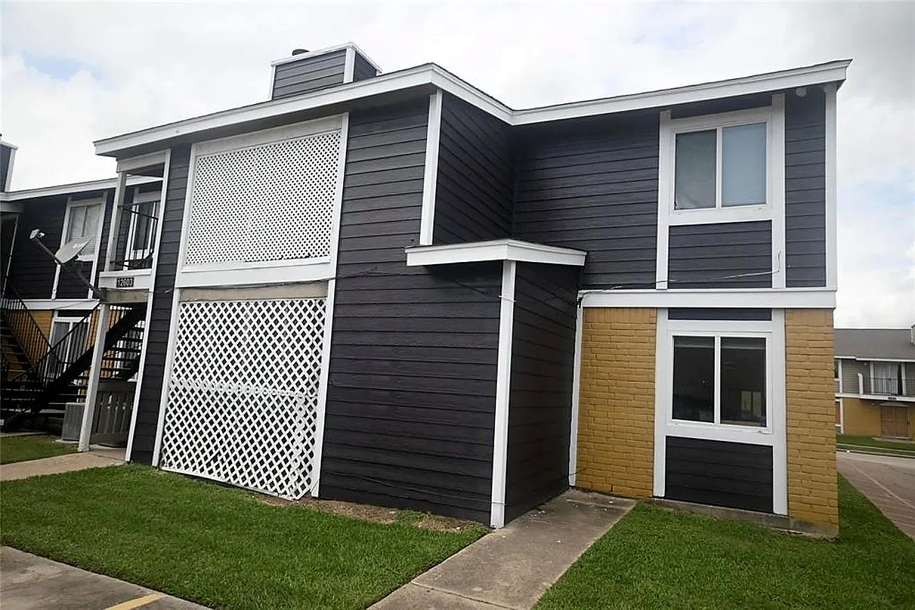 2 bed, 2.0 bath, 4272 sqft, $1,350 — Photo 1