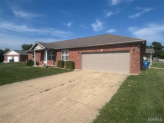 2nd image of 10 Clover Ct