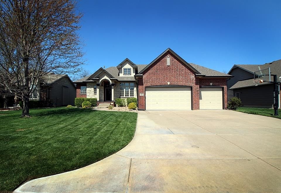 1st image of 828 N Crescent Lakes Cir