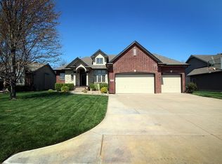 828 N Crescent Lakes Cir, Andover, KS 67002