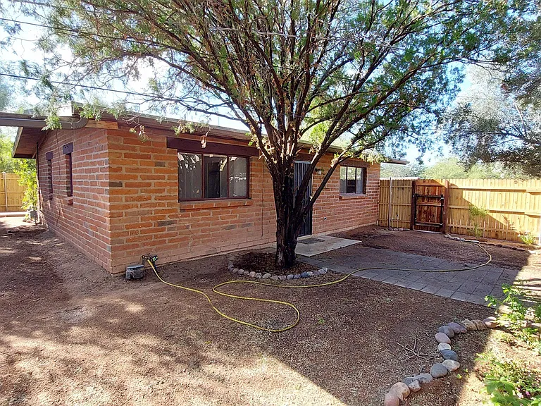 E Blacklidge Dr — Photo 2