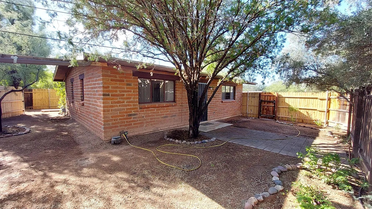 Building Photo - E Blacklidge Dr