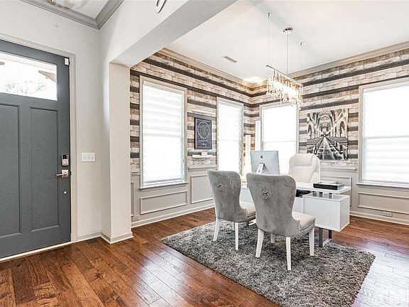3rd image of 1085 Queensdale Dr