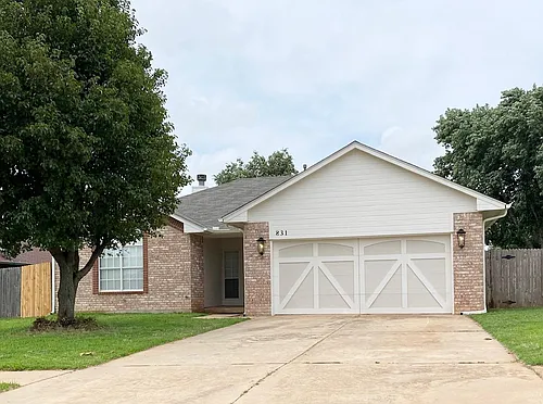 831 W Dowden Dr Photo 1