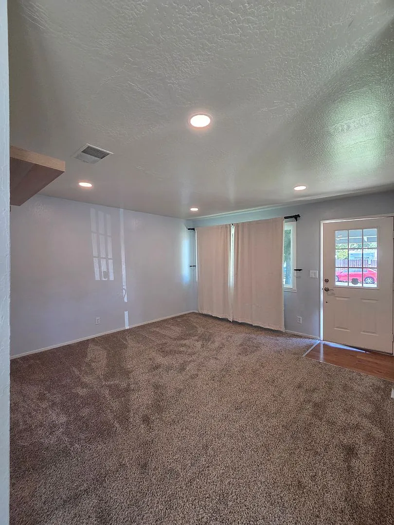 Spacious Home! — Photo 4