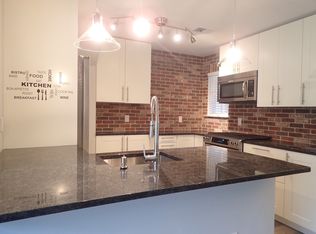 1006 Harbour Club Dr, Parlin, NJ 08859
