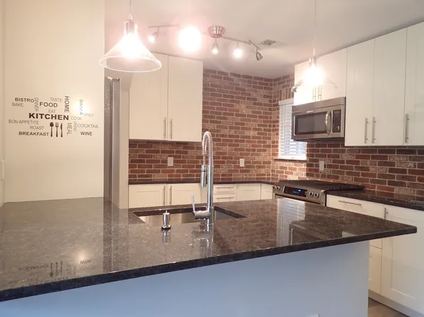 1006 Harbour Club Dr, Parlin, NJ 08859