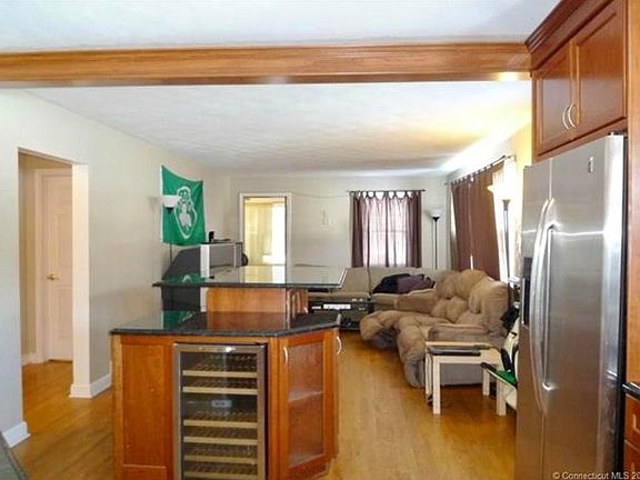 4th image of 22 Lillian Dr
