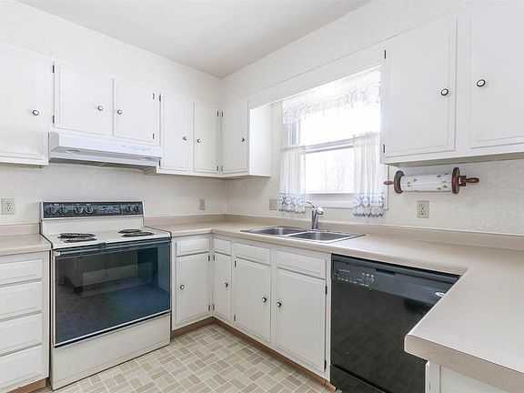 2nd image of 320 W Buehler Ave