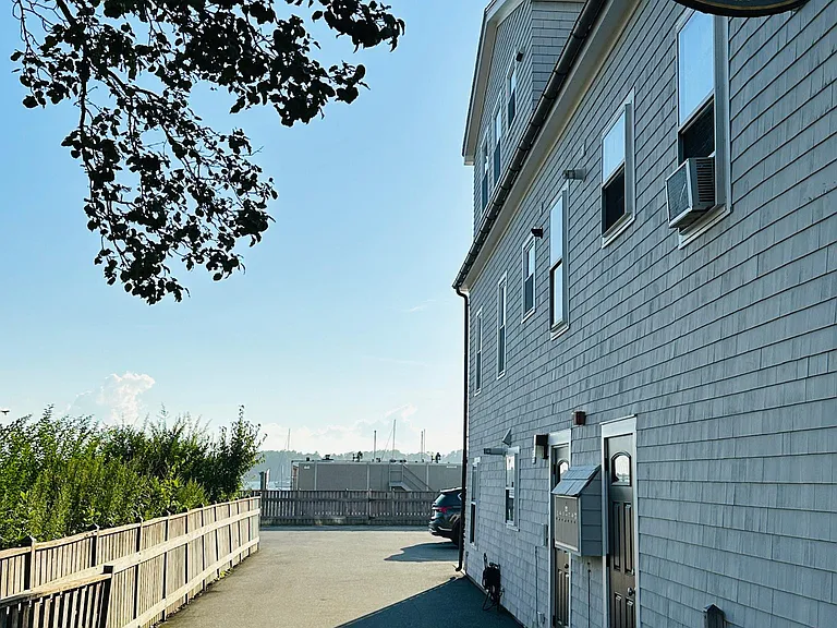 227 Thames St #3 — Photo 7
