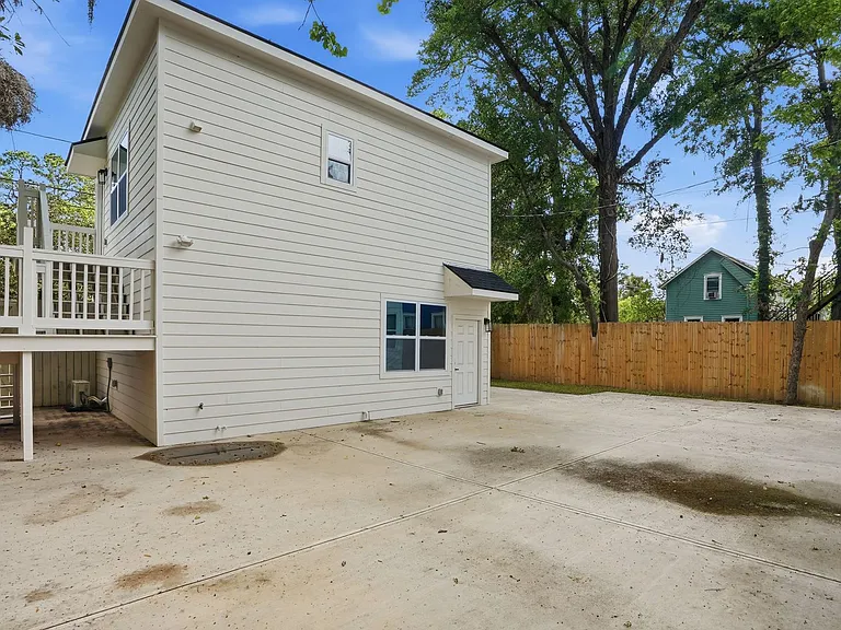 912 E Henry St — Photo 28