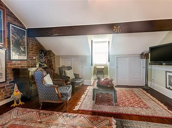 4th image of 1015 Burgundy St APT 8