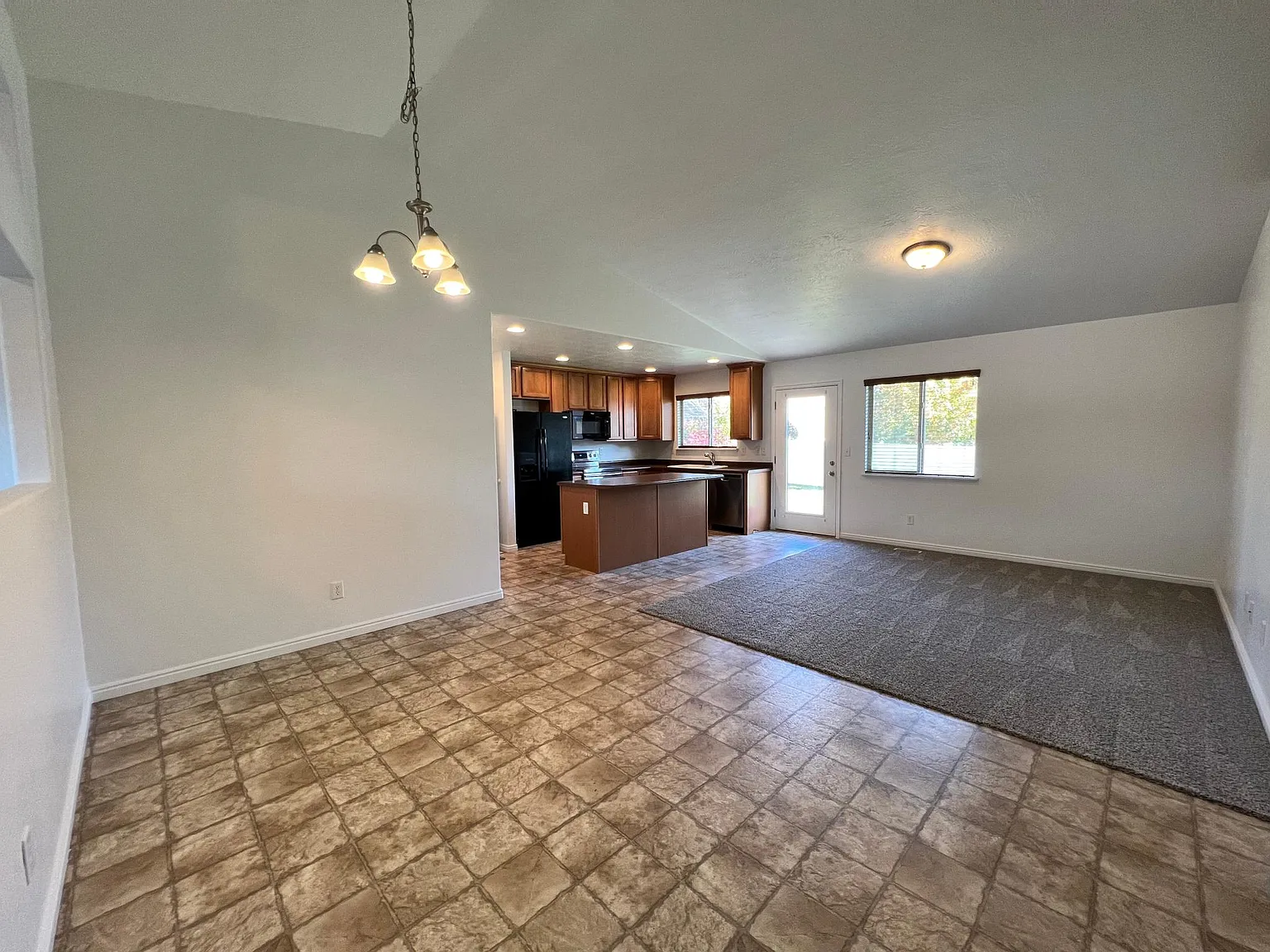 1515 S Spring Creek Dr — Photo 2
