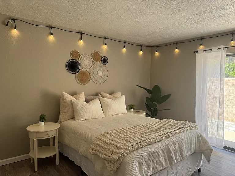 10241 Las Casitas Ct NE — Photo 4