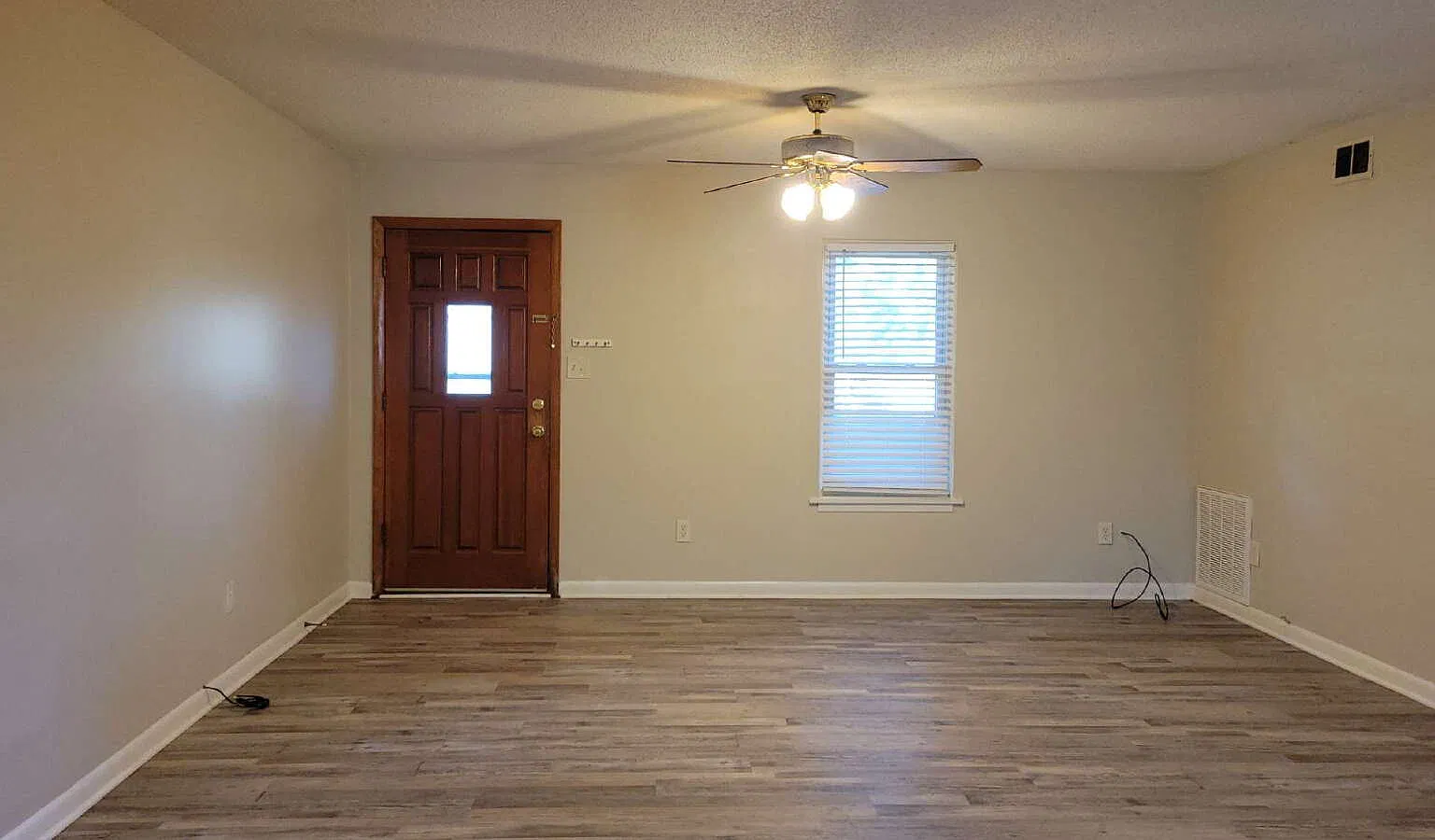 3 bed, 1.5 bath, 1104 sqft, $1,325 — Photo 2