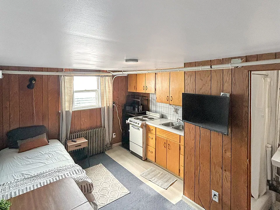 208 2nd St SE #1