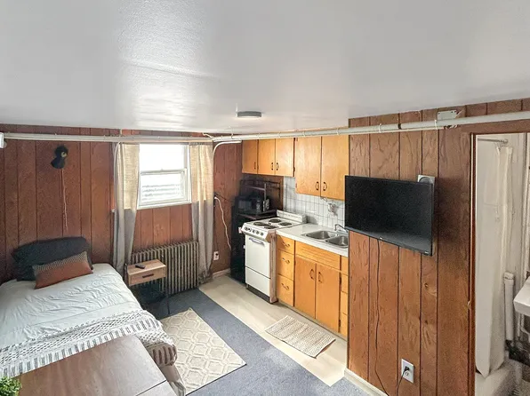208 2nd St SE #1, Hallock, MN 56728