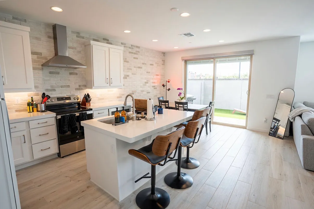 3529 E Rollins St — Photo 3