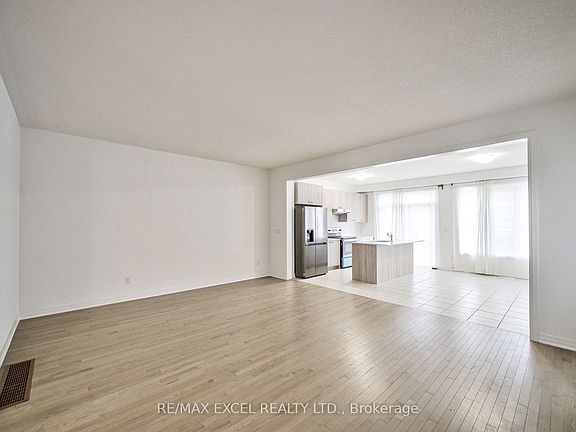 4th image of 26 Deer Ridge Cres