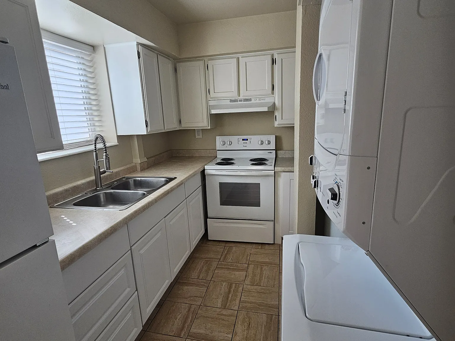 2 bed, 1.5 bath, 1058 sqft, $1,695 — Photo 2
