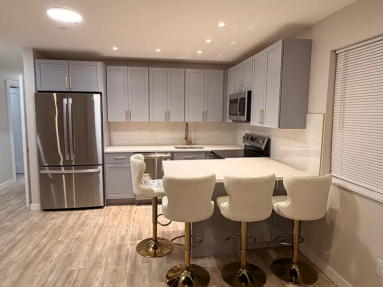 661 W Broadway #3 — Photo 2