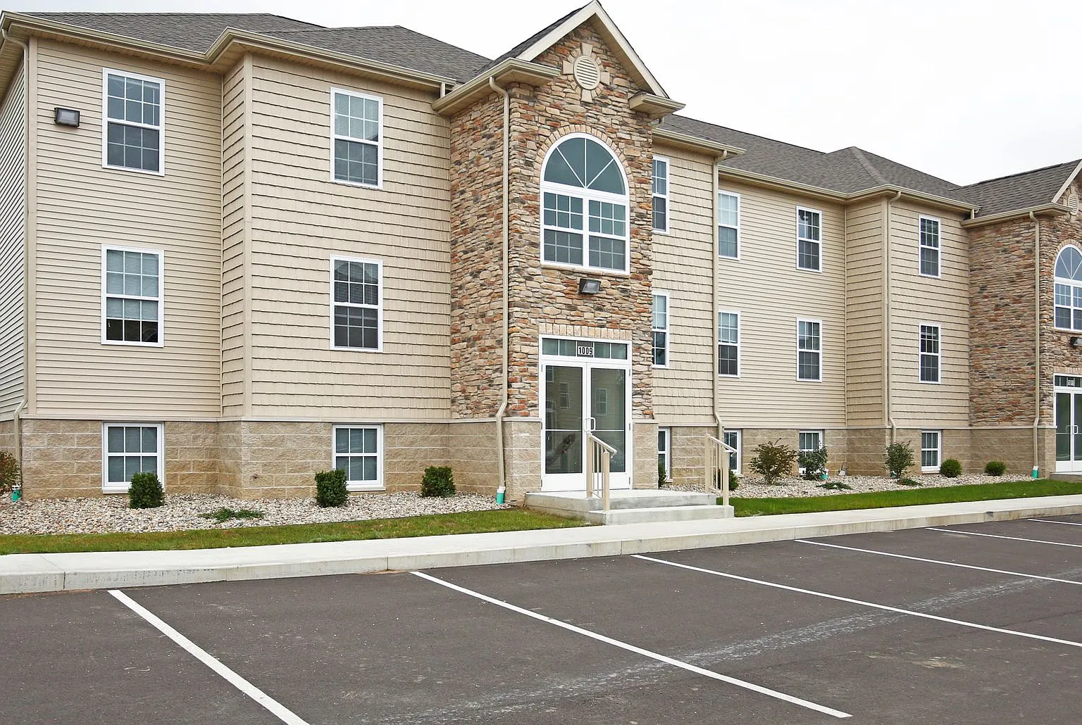 Lakeview Apartments — Photo 2