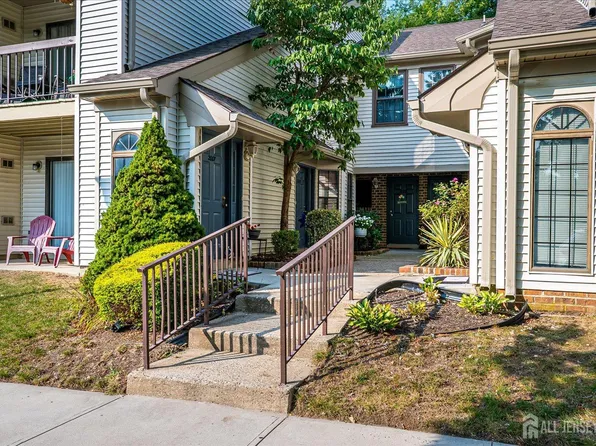 2006 Bayhead Dr, Parlin, NJ 08859