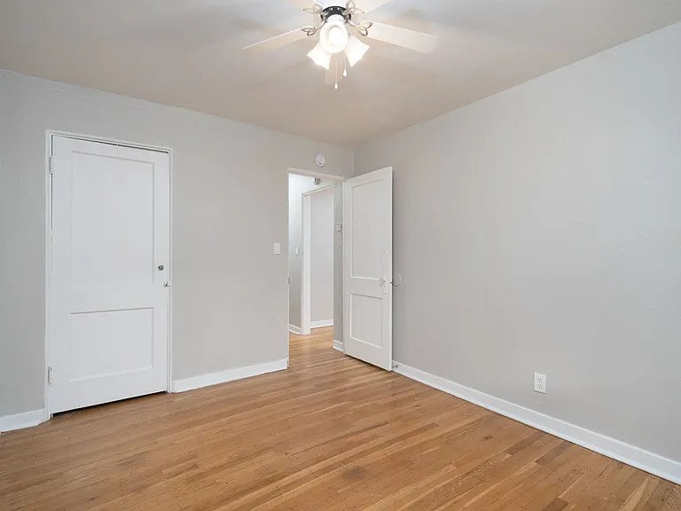 Columbia Court Apartments — Photo 18