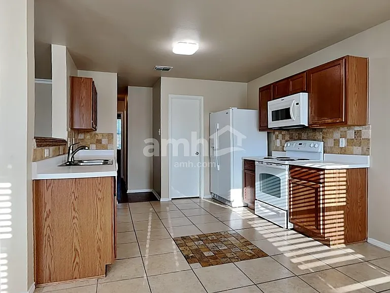2806 Lake Terrace Dr — Photo 3
