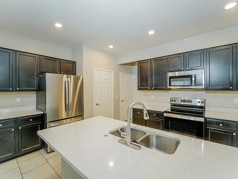 7621 W Valencia Rd — Photo 7