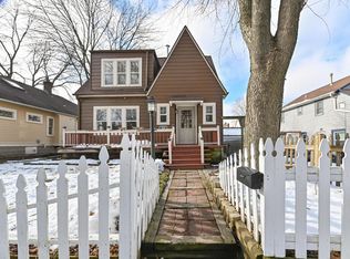 208 S James St, Waukesha, WI 53186