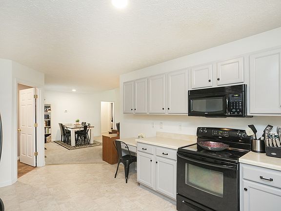 5th image of 1010 Dellrose Dr