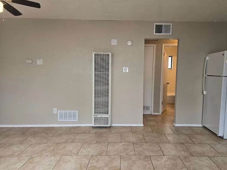 820 Apache Ave NW — Photo 2
