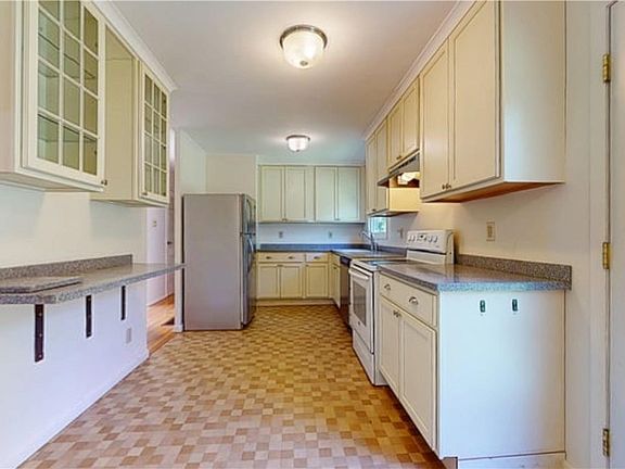 4th image of 18 Asbury Rd
