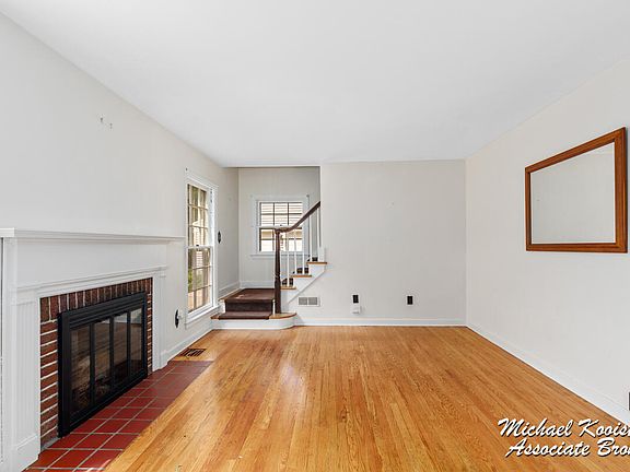 5th image of 1139 Lakeside Dr SE