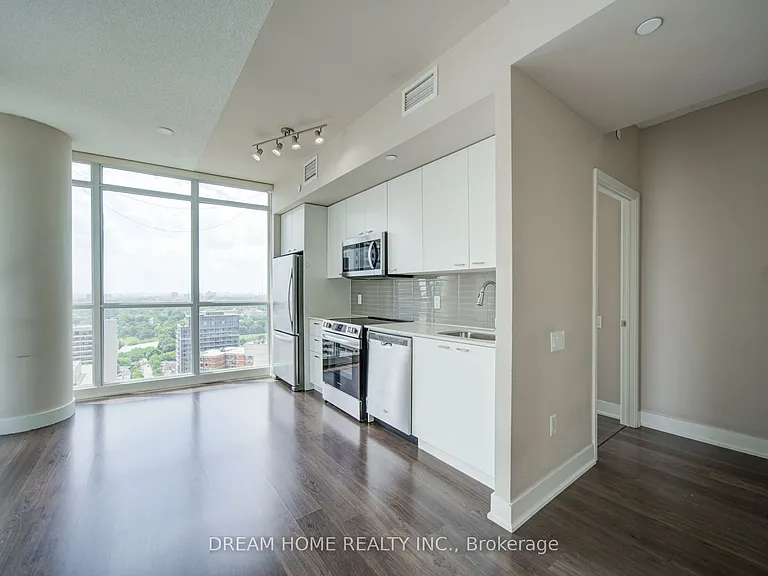 30 Roehampton Ave #2902 — Photo 12