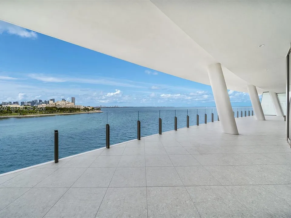 5 Grove Isle Dr