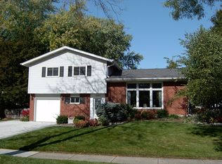 1046 E Williams Dr, Palatine, IL 60074