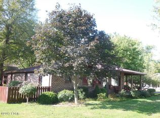 102 Park Ave, Flora, IL 62839