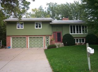 3086 Milton St N, Roseville, MN 55113
