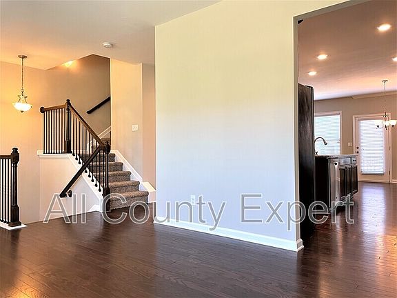 5th image of 912 Rose Way