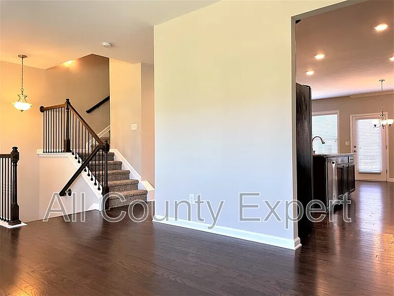 912 Rose Way — Photo 5