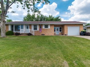 107 N 1st St, Roanoke, IL