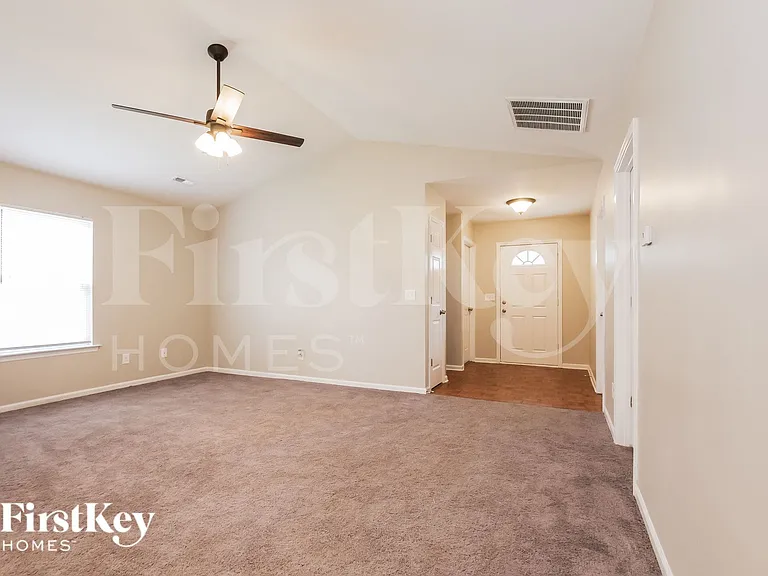 5823 Hamilton Oaks Dr — Photo 4