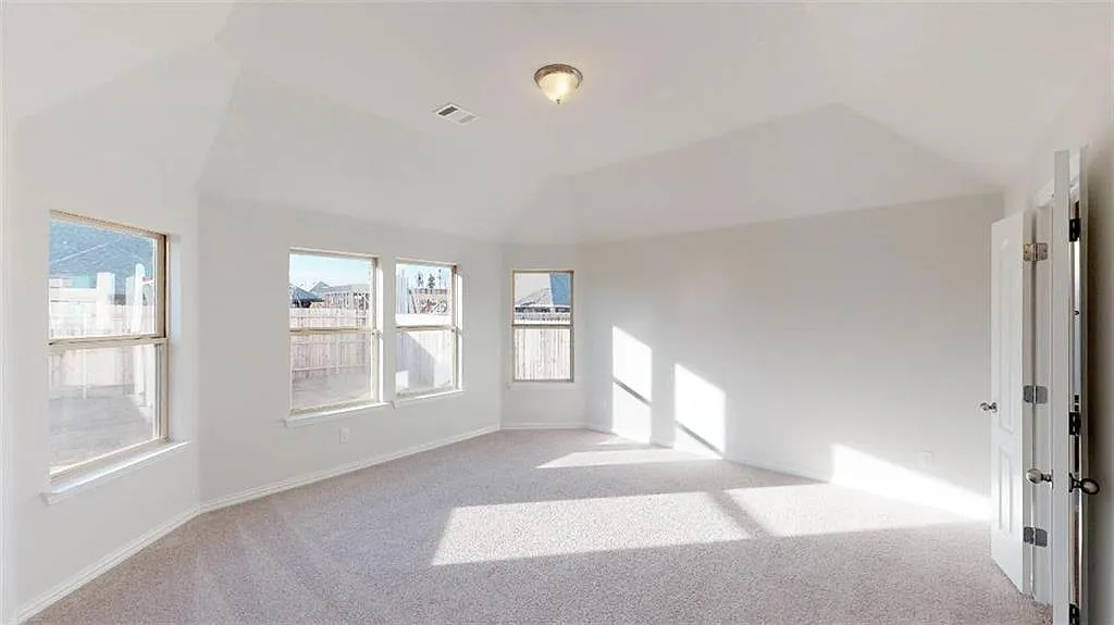4 bed, 2023 sqft, $2,599 — Photo 4